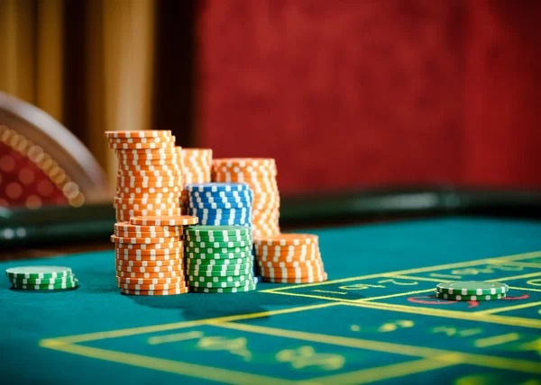 singajitu platform interface showing slot games and live-dealer tables