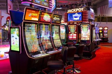 singajitu mobile app interface showing slot games and live casino options