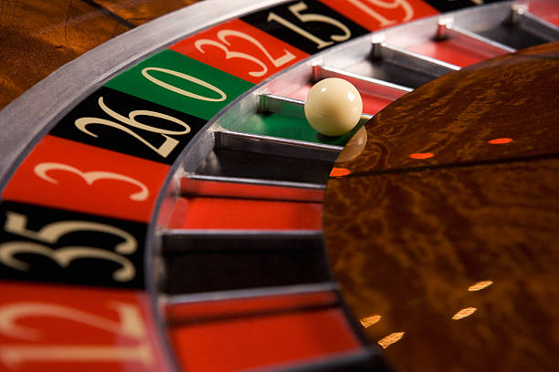 European Roulette wheel and betting layout on singajitu live table